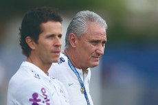 O técnico Tite quebra a cabeça tentando fazer com que o Brasil reencontre o futebol que jogou nas Eliminatórias 