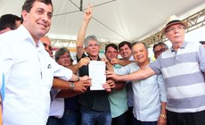 A obra compreende a captação flutuante no Açude Cachoeira dos Cegos, com vazão de 28,8 metros cúbicos por hora; adutora em tubos PVC Vinilfer, com diâmetro de 100 e 150 milímetros; e extensão total de 17.300 metros