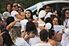 Funcionários do Trauma se vestiram de branco, com algumas mulheres de preto e com boca lacrada para protestar sobre a violência contra a mulher