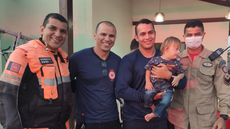 A alegria da equipe de salvamento com Marcelo Serapião e o garoto Rafael Uchôa, salvo após um afogamento