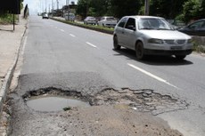 Cair dentro de uma vala como esta é risco certo de acidente, sem contar os danos causados no carro, se ele passar