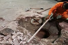 Para denunciar casos de furto de tampas de PVs ou depósito indevido de lixo nas redes de esgoto, a população deve ligar para o Serviço de Atendimento ao Consumidor da Cagepa pelo número 115