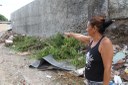 O acúmulo de lixo em terrenos é um dos desafios frente às arboviroses. Djaneide Camelo diz que a coleta é regular, mas a população joga lixo na rua