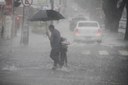 Na avenida Dom Pedro I, a chuva alagou lojas e deu trabalho aos comerciantes