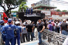 Após carreata, os manifestantes se reuniram na CEF da Epitácio Pessoa e seguiram até a Praça 1814