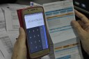 Primeiro conselho é sempre priorizar os gastos relacionados com a sobrevivência da família, além de controlar as contas na ponta do lápis