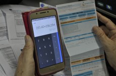 Primeiro conselho é sempre priorizar os gastos relacionados com a sobrevivência da família, além de controlar as contas na ponta do lápis