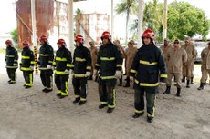 Na qualificação, os bombeiros foram preparados para atuar em locais que oferecem riscos iminentes de incêndios