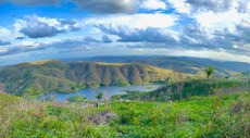 Vista da Pedra do Mucunã para a barragem do Tauá, um dos maiores patrimônios da cidade: área favorece a prática de trilhas e de rapel e encanta os adeptos do ecoturismo e dos esportes radicais
