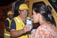 A multa para quem é flagrado dirigindo com qualquer índice de álcool no organismo é de aproximadamente R$ 3 mil; e pontos negativos na CNH