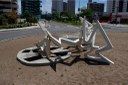 Ferrugem provocou a queda, há pelo menos cinco dias, do monumento de ferro, que representa um pássaro 