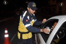 A Operação Lei Seca está acontecendo com mais intensidade desde o início da programação da prévia carnavalesca Folia de Rua