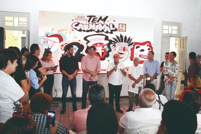 Cícero Lucena (centro) fez o lançamento dos eventos carnavalescos