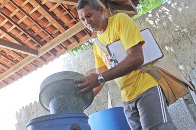 Só na manhã desta quinta, cerca de 40 imóveis receberam a visita da equipe