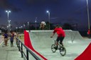 Praça do Mar possui pista de skate, ciclovia, quadras de vôlei de praia, playground, estacionamento, quiosques e praça de eventos