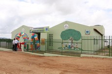 A unidade escolar infantil recebeu recursos na ordem de R$ 560 mil, por meio do Pacto pelo Desenvolvimento Social, e atende a cerca de 80 crianças dos 2 aos 5 anos