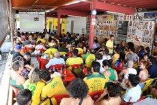 As cores da Seleção Brasileira estavam por todos os lados, e a animação tomou conta da torcida dentro dos estabelecimentos