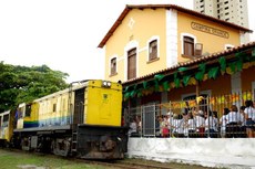 Em quase 22 quilômetros de linha férrea, a animação dos passageiros é garantida durante ida e volta
