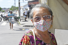 Maria da Conceição Alves, 75 anos, afirma que prefere continuar usando as máscaras, mesmo vacinada, por não se sentir plenamente protegida contra a Covid-19. Foto: Roberto Guedes