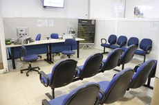 O posto de atendimento em João Pessoa está vazio e um aviso afixado na porta informa que não há previsão para a entrega de passaportes