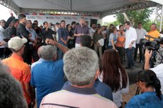 Governador assinou ontem a ordem de serviço autorizando a implantação do sistema de abastecimento nas localidades