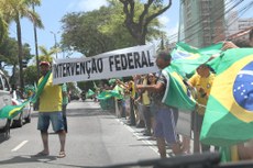 Apoiadores de Bolsonaro voltaram a protestar, ontem, em frente ao Grupamento de Engenharia, contra o resultado das eleições de domingo