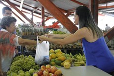 A vendedora Mariana Aguiar afirmou que o preço das frutas e verduras teve aumentos consideráveis do início do ano até agora