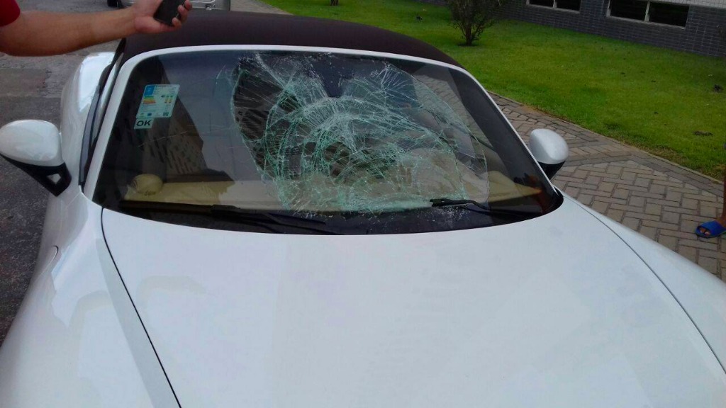 Carro utilizado para atropelar o agente do Detran sendo rebocado no bairro de Manaíra