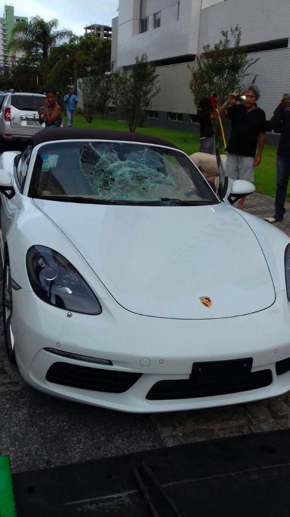 Carro utilizado para atropelar o agente do Detran sendo rebocado no bairro de Manaíra