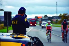 Os policiais rodoviários fiscalizaram 1.603 veículos, recuperaram cinco veículos e realizaram 632 testes de bafômetro