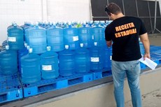 Vinte e duas fábricas de água adicionada de sais já foram fiscalizadas, apenas quatro delas estão regulares