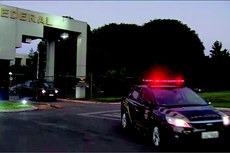 Cerca de 1.100 policiais federais participam da "Operação Carne Fraca", que apontou o ex-superintendente do Ministério da Agricultura no Paraná como suspeito de liderar esquema de propina