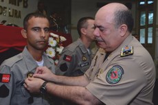 Comandante-geral da corporação coronel Euller Chaves, quando condecorava um integrante da tropa durante a solenidade de novos militares