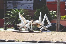 Tomado por ferrugem, monumento Revoar, da rotatória do Bessa, desabou