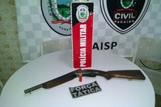 Policiais da 2ª Companhia Independente prenderam Gilvandro Silva, de 40 anos, em Mamanguape, com uma espingarda