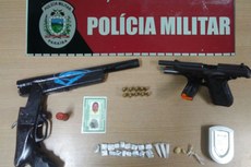 O suspeito detido foi conduzido para Central de Flagrantes da capital juntamente com as armas e drogas apreendidas