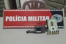 Policiais encontraram em poder de um rapaz de 18 anos um revólver calibre 32 com mais seis munições