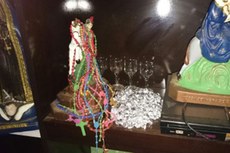 Policiais encontraram 170 pedras de crack e 35 “trouxas” de maconha escondidas em imagens religiosas