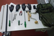 Os acusados estavam com luvas, alicates, ferramentas, pé de cabra, chaves de fenda e até mantas térmicas