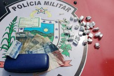 Ao todo foram apreendidos 226 papelotes de maconha e 9 pedras de crack