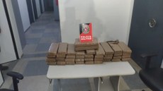 Policiais encontraram 40 tabletes de maconha, pesando aproximadamente 10 kg cada