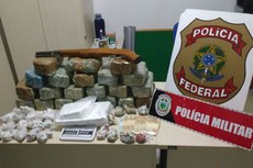 Foram apreendidos com uma mulher de 29 anos cerca de 30 kg de drogas, uma balança de precisão e uma arma de fogo