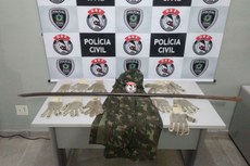 Na residência do suspeito ainda foram encontradas luvas, roupas camufladas e uma alavanca de ferro