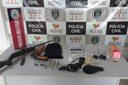 Foram apreendidos 45 papelotes de maconha, um revólver calibre .357,  um rifle calibre 22 e uma espingarda calibre 12