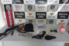 Foram apreendidos 45 papelotes de maconha, um revólver calibre .357,  um rifle calibre 22 e uma espingarda calibre 12