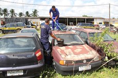 Cerca de 700 veículos estão no pátio do Batalhão de Trânsito, alguns com mais de 15 anos no local, onde homens já atuam na limpeza