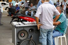 Entre as maiores reclamações estão os vendedores de CDs e carros que fazem propaganda de lojas ou restaurantes com o volume alto 