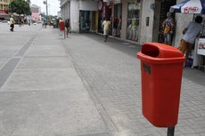 De acordo com a Autarquia Especial Municipal de Limpeza Urbana (Emlur) de João Pessoa, as papeleiras são danificadas por vândalos todos os meses