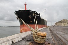 Navios ganharão mais segurança com a nova sinalização náutica, que vai permitir a navegação noturna através do canal de acesso ao porto