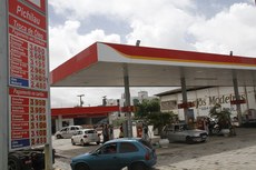 A maioria dos postos já reajustou os valores e conta com diferença de preços para pagamento em dinheiro ou no cartão